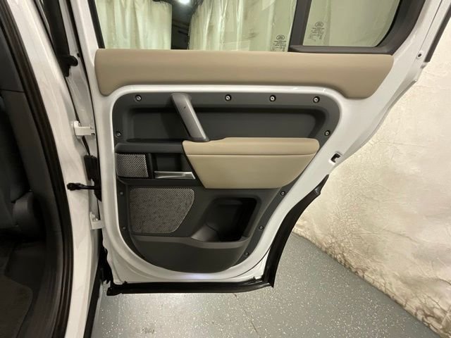 Used 2024 White Land Rover X-Dynamic SE image 25