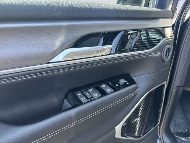 New 2026 High Gloss Black Exterior Paint Jeep Limited Reserve image 6