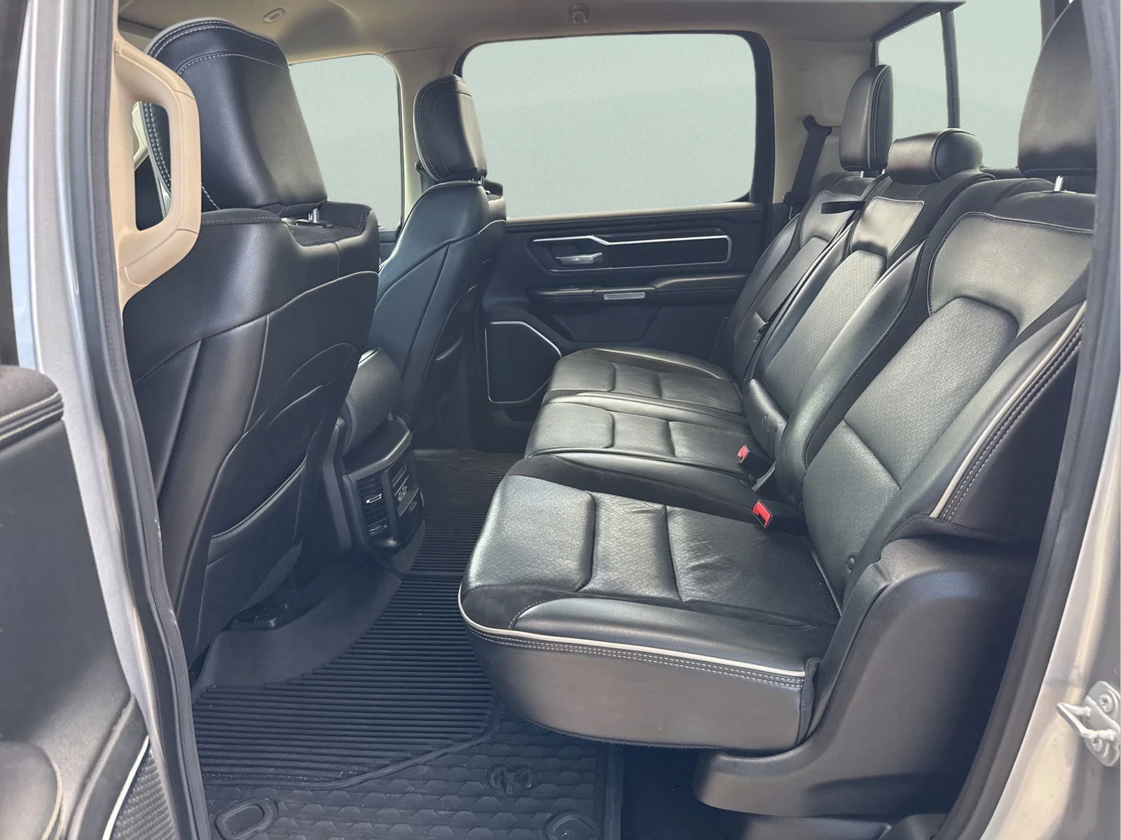 Used 2019 Billet Silver Metallic Ram Laramie image 28