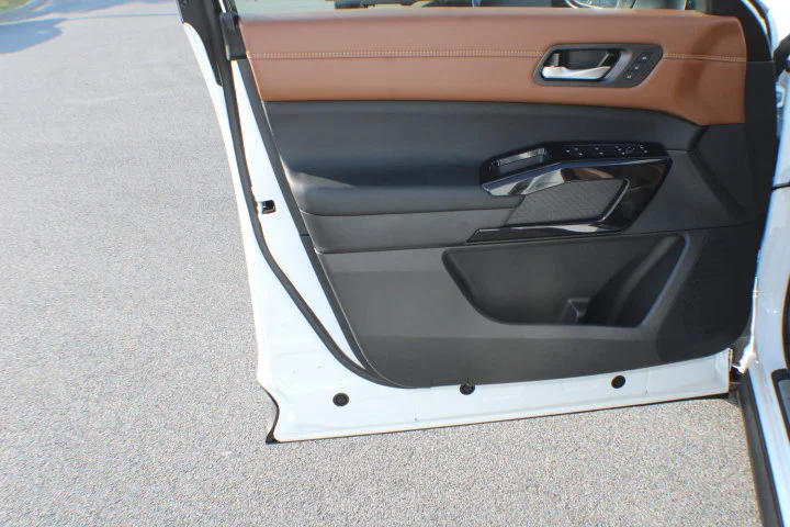 Used 2026 White Nissan Platinum image 6