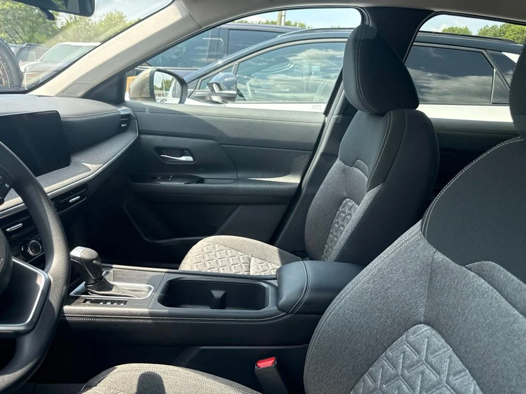 Used 2025 Brown Nissan SV image 3