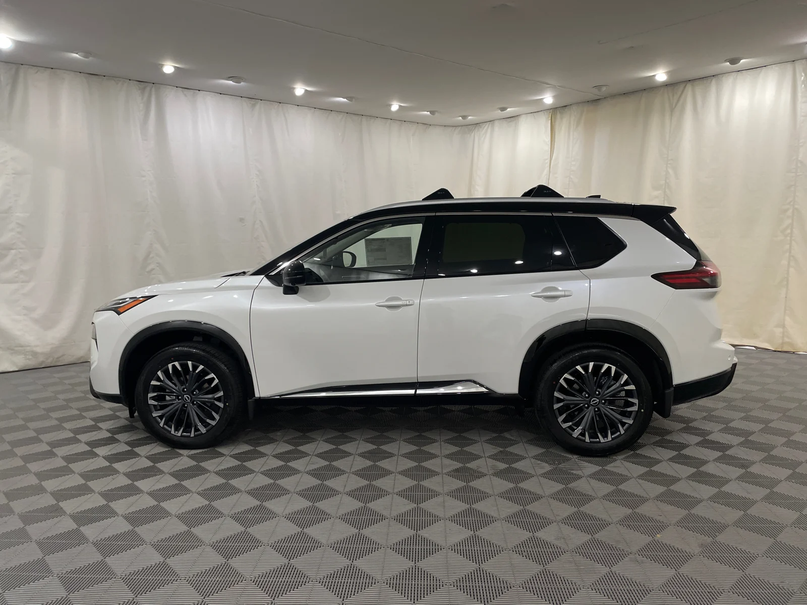 New 2026 Everest White Pearl/Super Black Nissan Platinum image 10