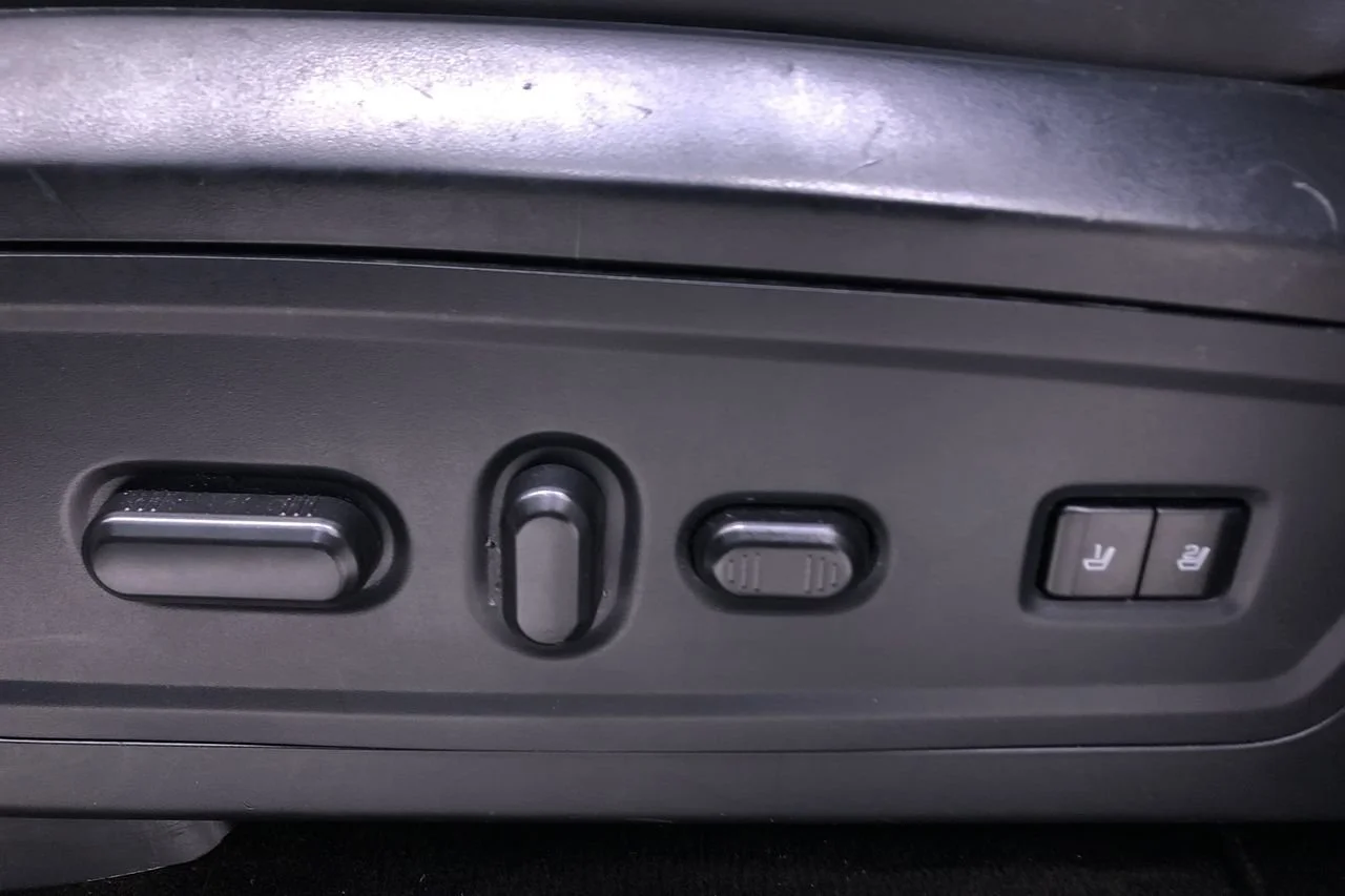Used 2015 White Platinum Lincoln  image 20