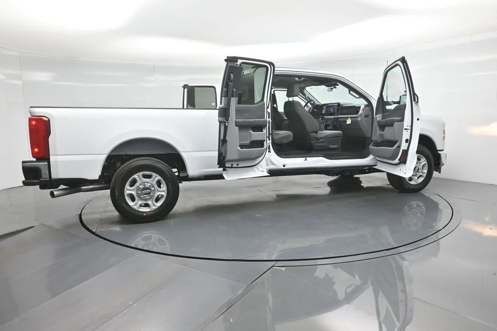 New 2026 Oxford White Ford XLT image 4