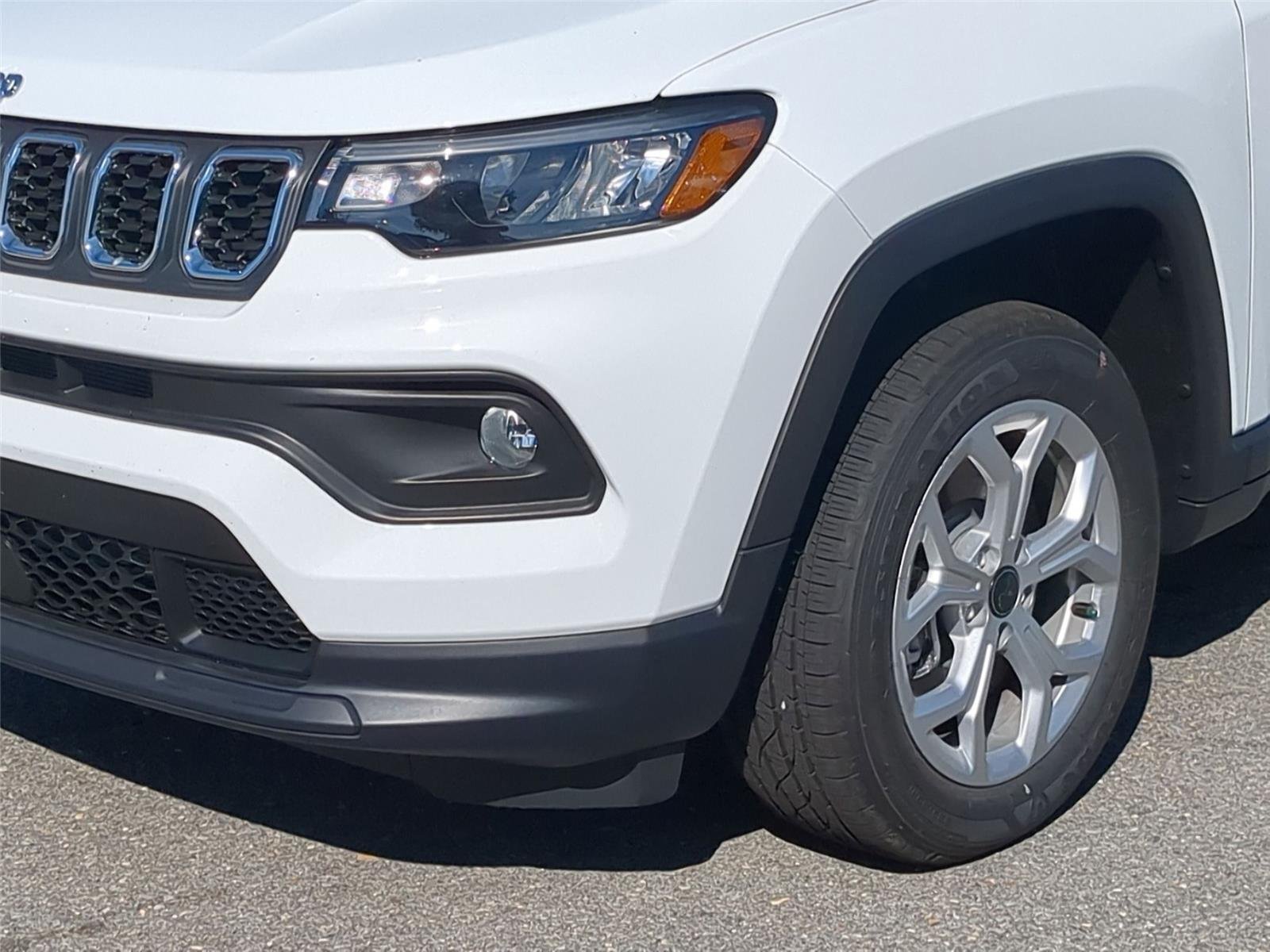 Used 2026 Bright White Clearcoat Jeep Latitude image 9