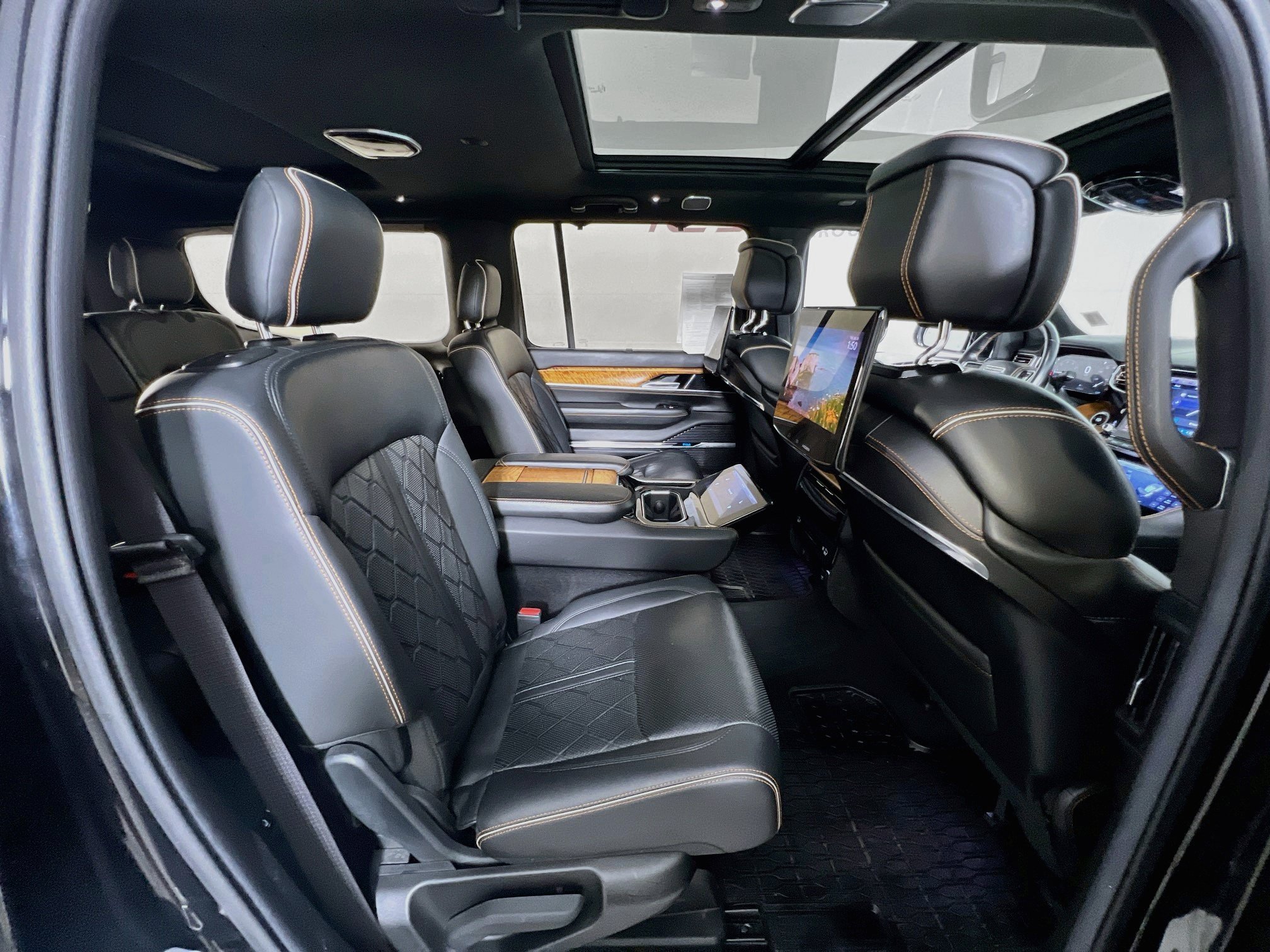 Used 2022 Diamond Black Crystal Pearlcoat Jeep SERIES III image 45