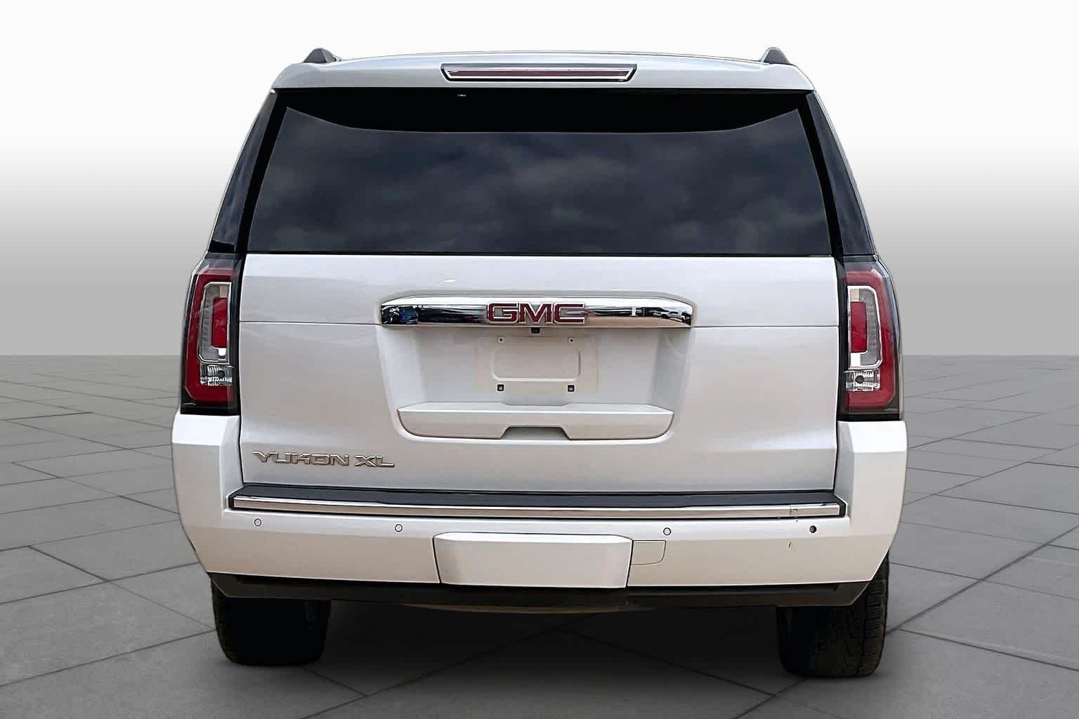 Used 2018 WHITE FROST TRICOAT GMC Denali image 5