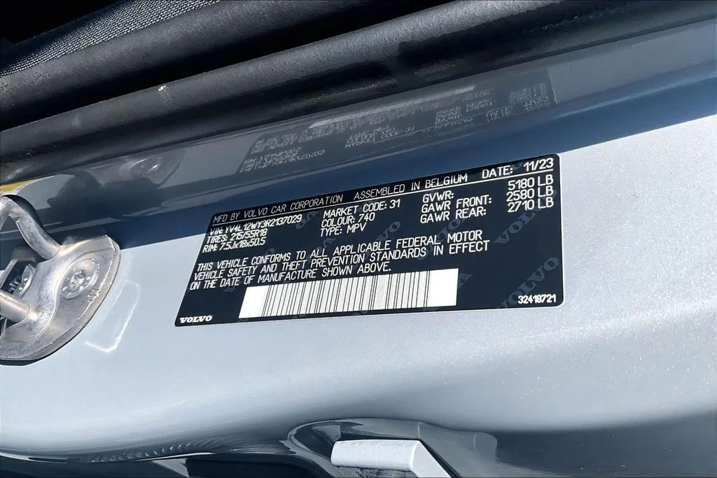Certified Used 2024 Metallic Volvo B5 Plus image 31