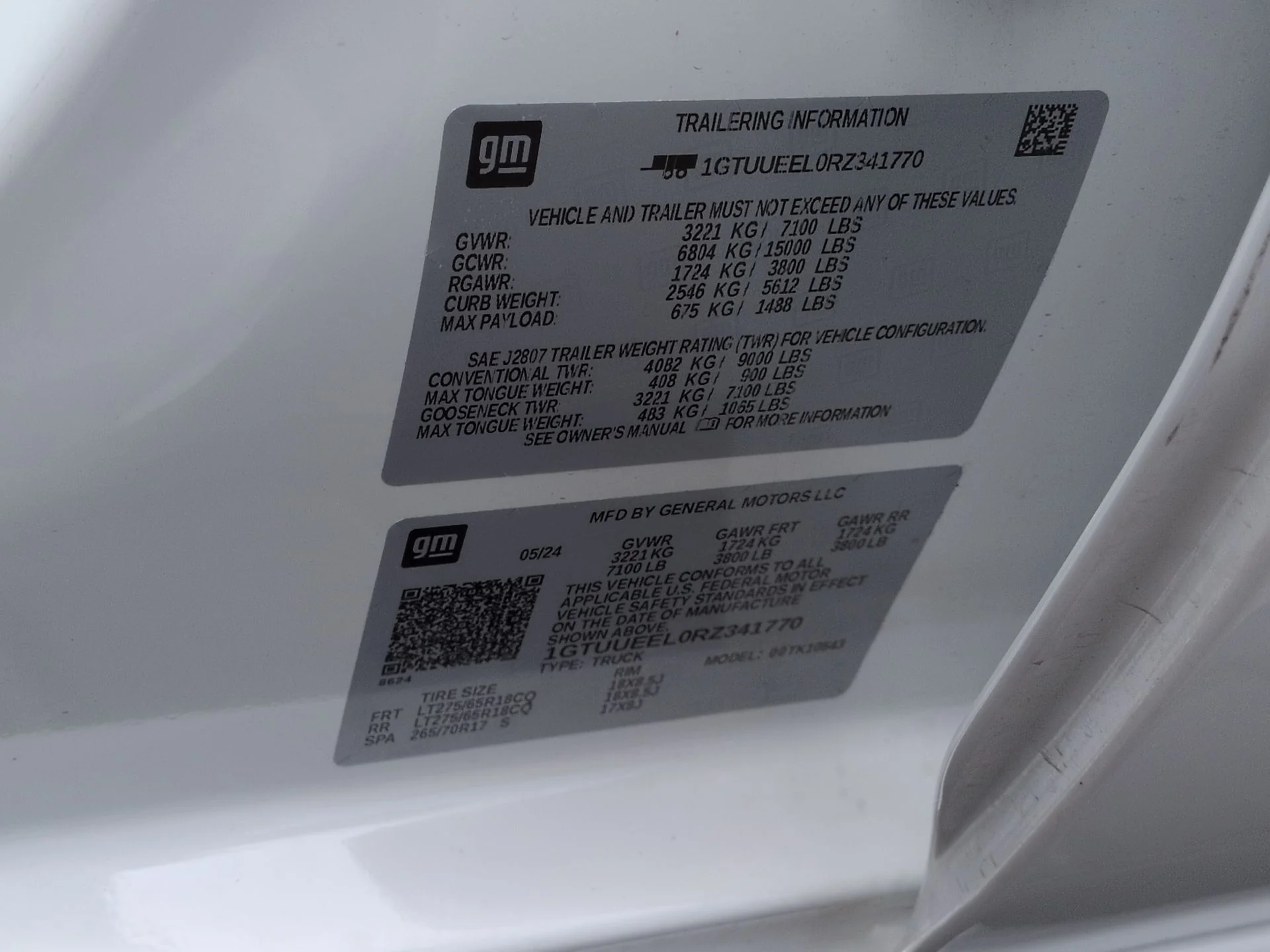 Used 2024 White GMC AT4 image 35