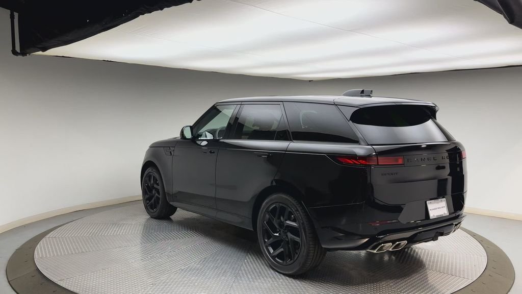 New 2026 Santorini Black Land Rover Dynamic SE image 4