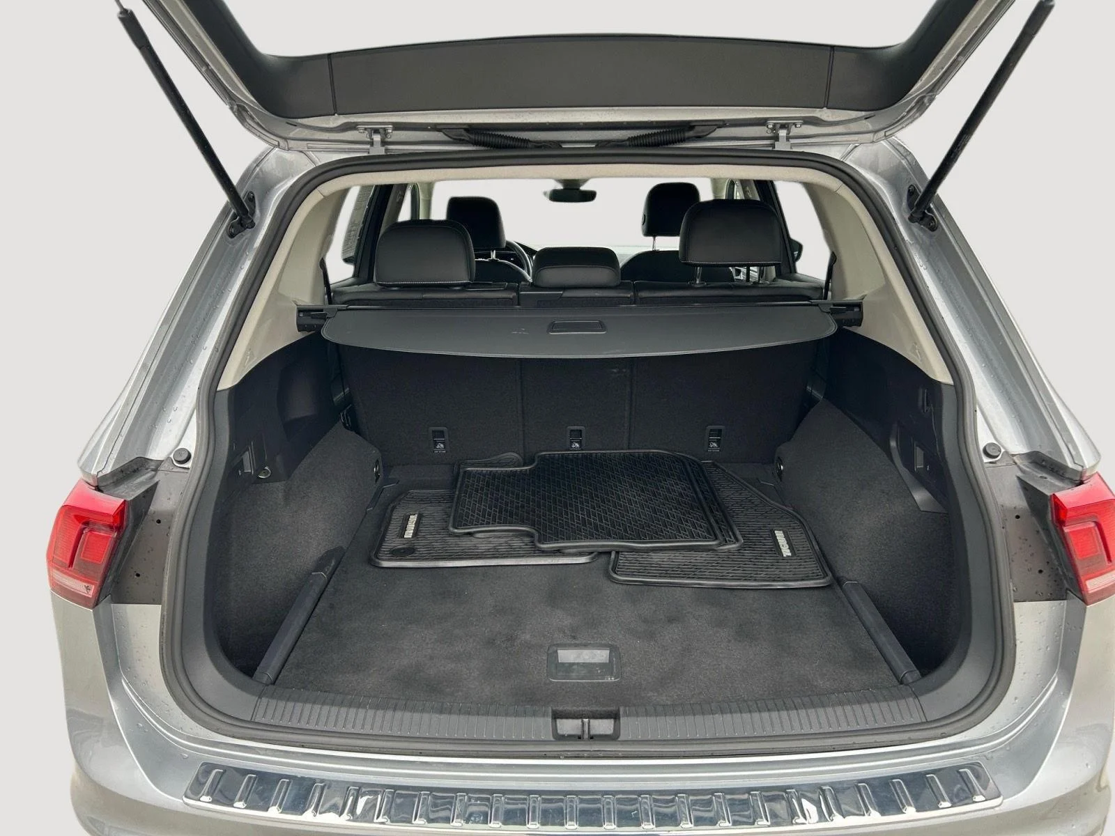 Certified Used 2022 SILVER Volkswagen SE image 9