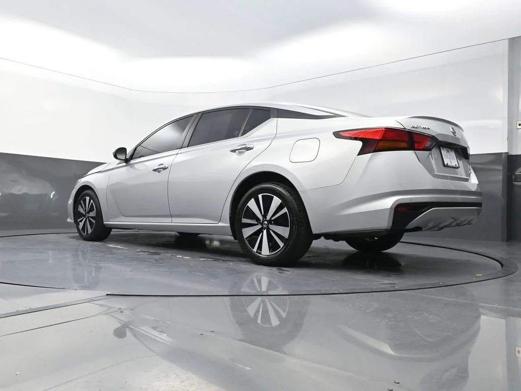 Used 2022 Silver Nissan 2.5 SV image 25