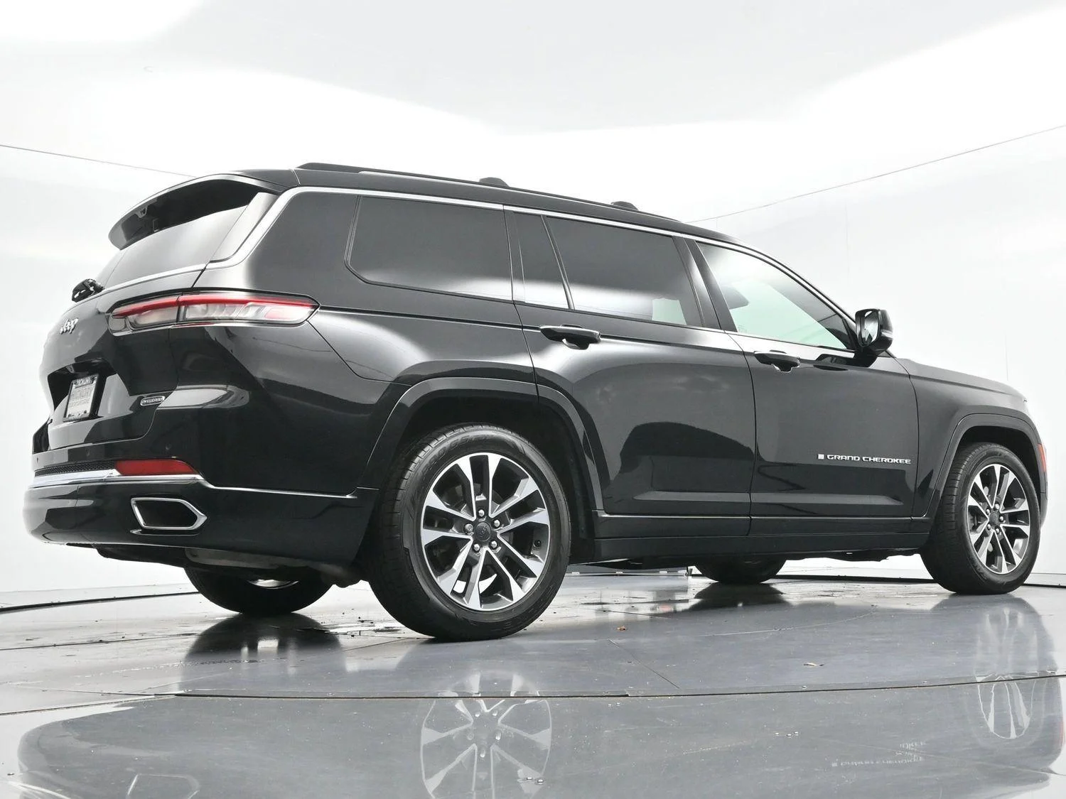 Used 2023 Diamond Black Crystal Pearlcoat Jeep Overland image 59