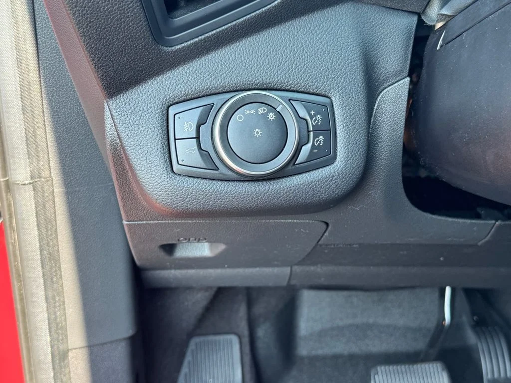 Used 2019 Red Ford SE image 18