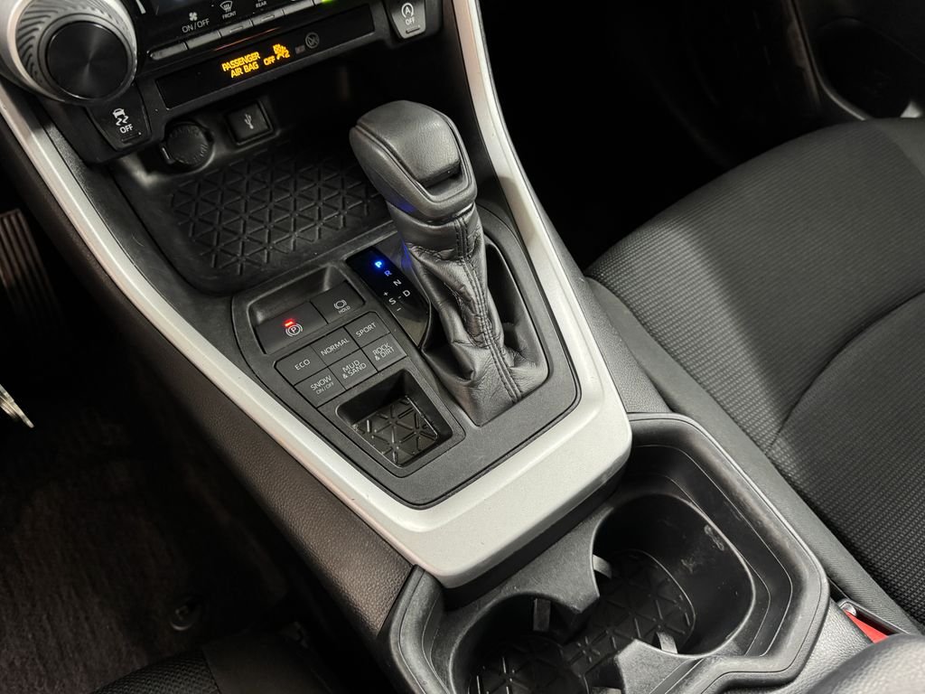 Used 2020 White Toyota LE image 22
