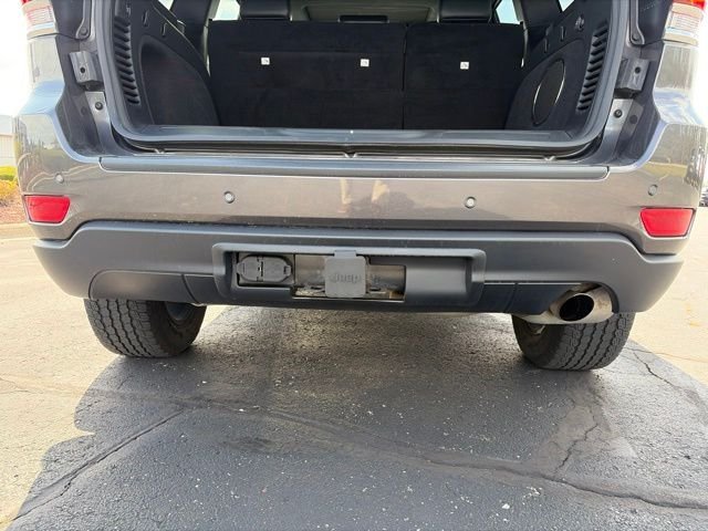Used 2020 Granite Crystal Metallic Clearcoat Jeep Laredo image 16