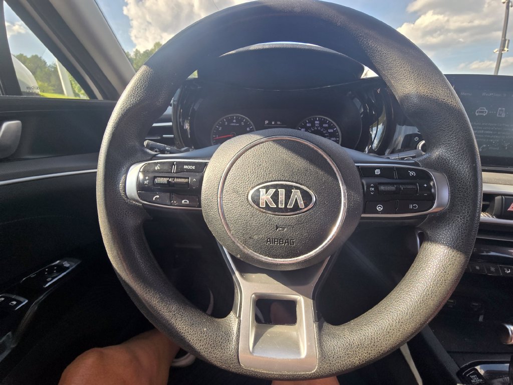 Used 2021 White Kia LXS image 23