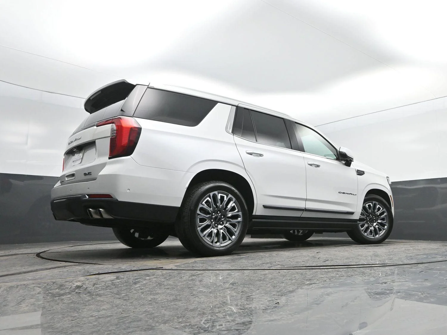 Used 2025 White Frost Tricoat GMC Denali Ultimate image 44