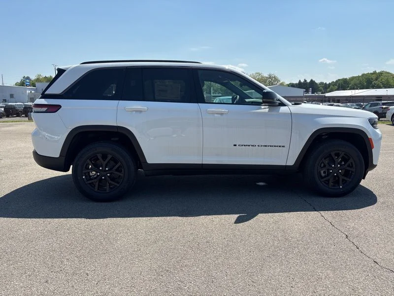 New 2026 Bright White Clear-Coat Exterior Paint Jeep Laredo image 2
