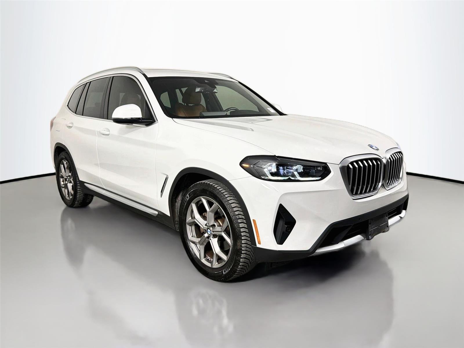 Used 2022 Alpine White BMW sDrive30i image 3