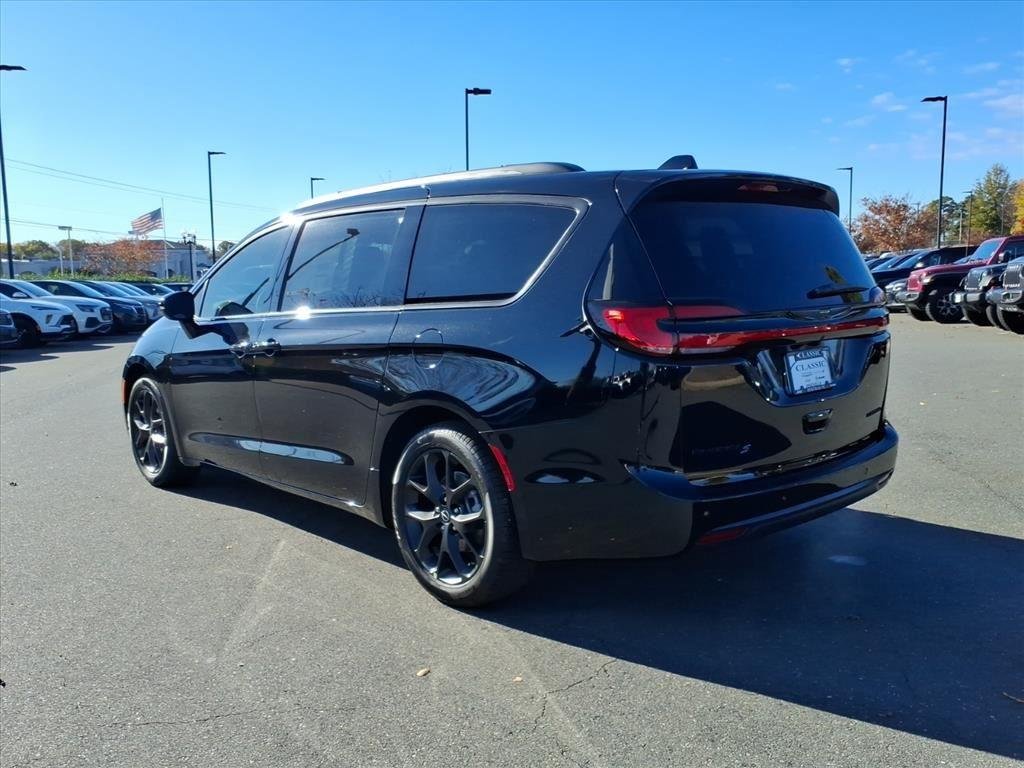 New 2026 Diamond Black Crystal Pearl-Coat Exterior Paint Chrysler Limited image 22