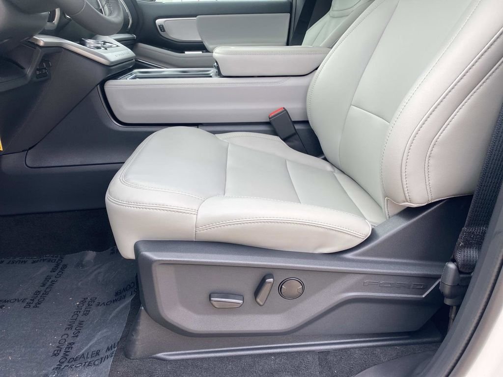 New 2026 Star White Metallic Tri-Coat Ford MAX Active image 13