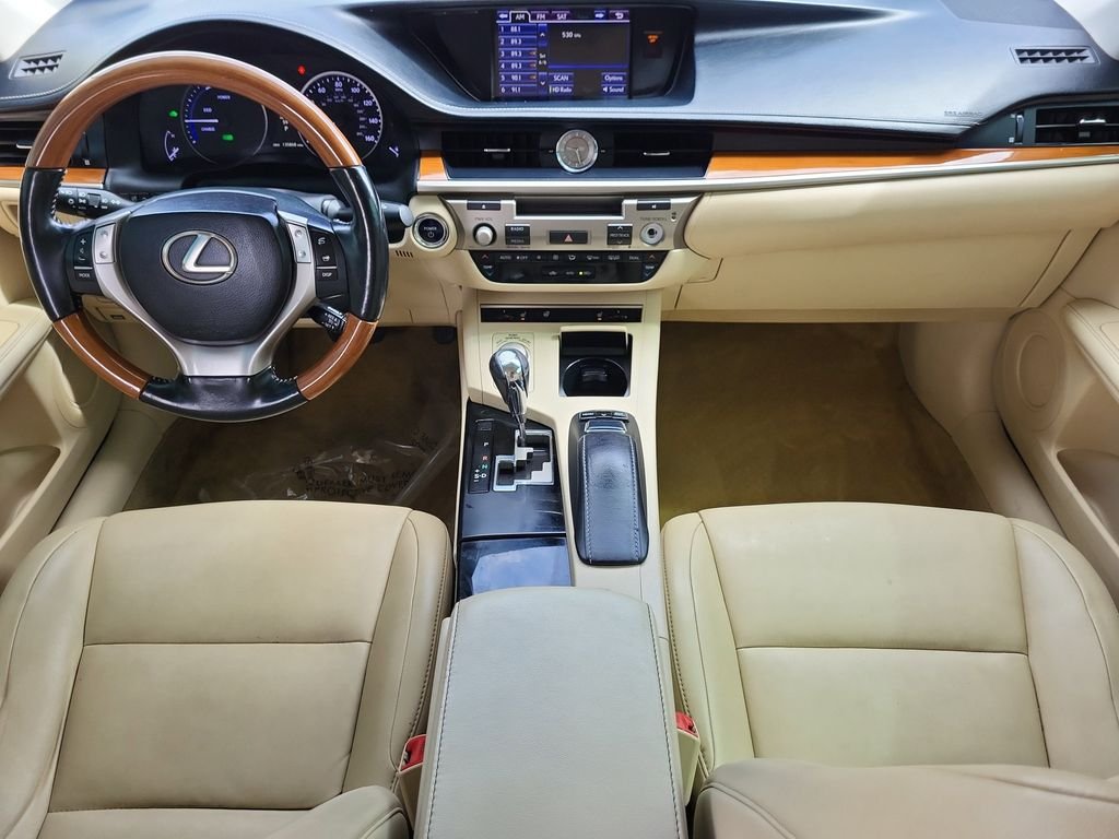 Used 2013 Red Lexus 300h image 12