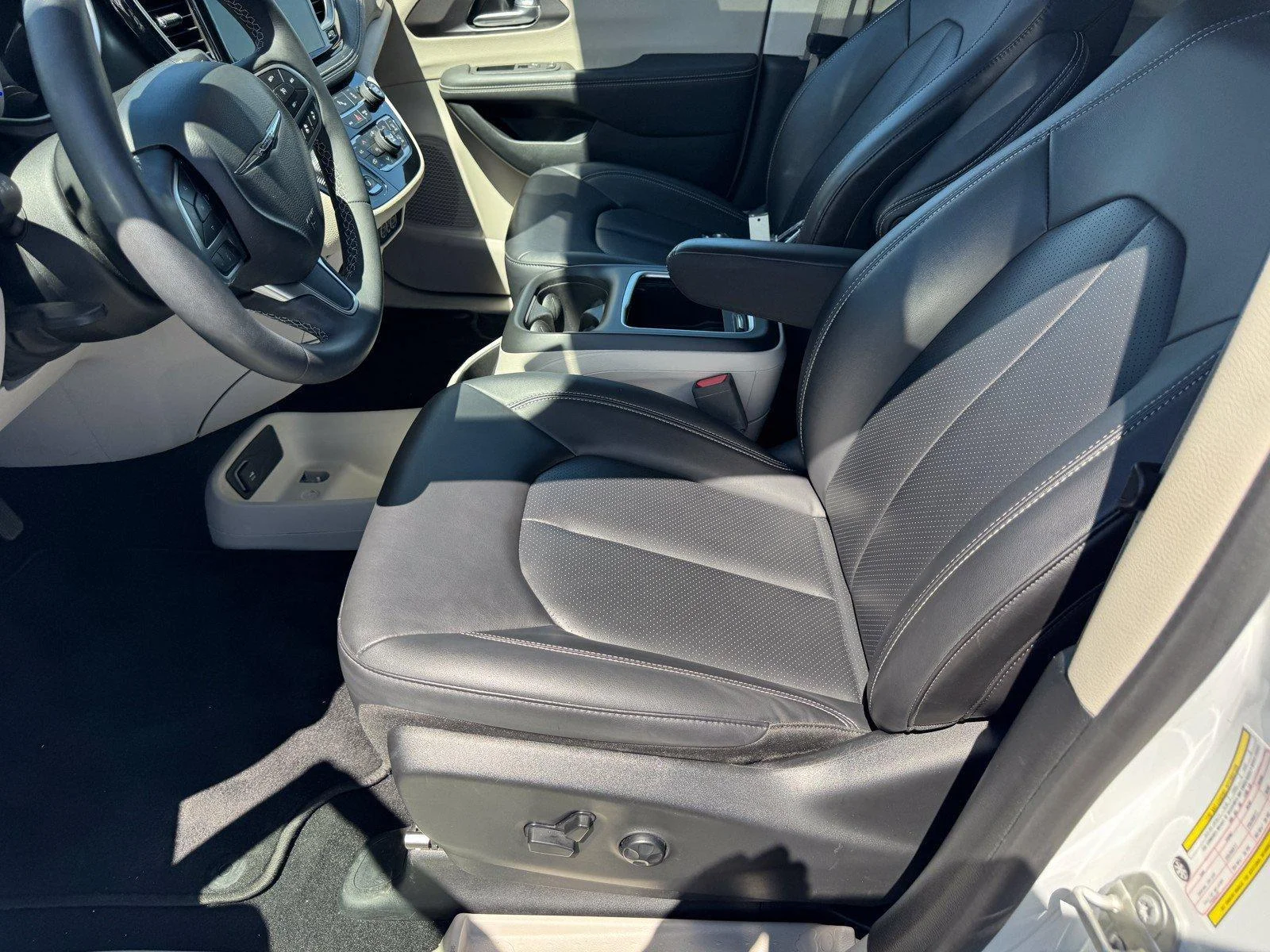 Used 2024 Bright White Clea Chrysler Hybrid Select image 18
