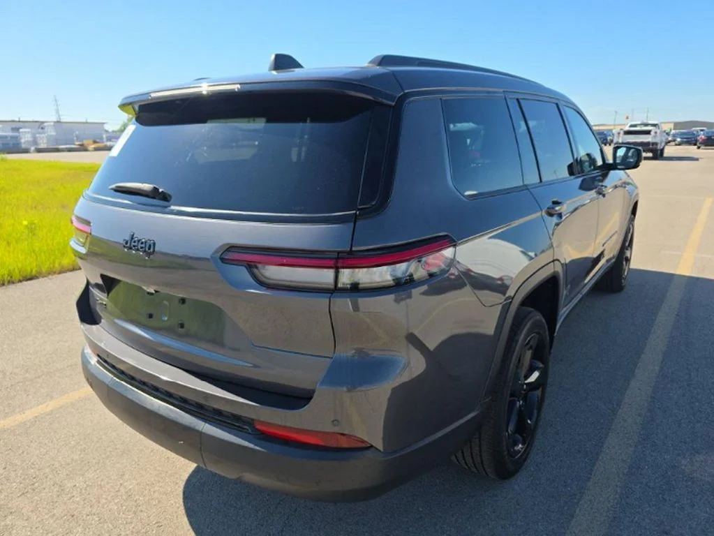 Used 2023 Gray Metallic Jeep Altitude image 4