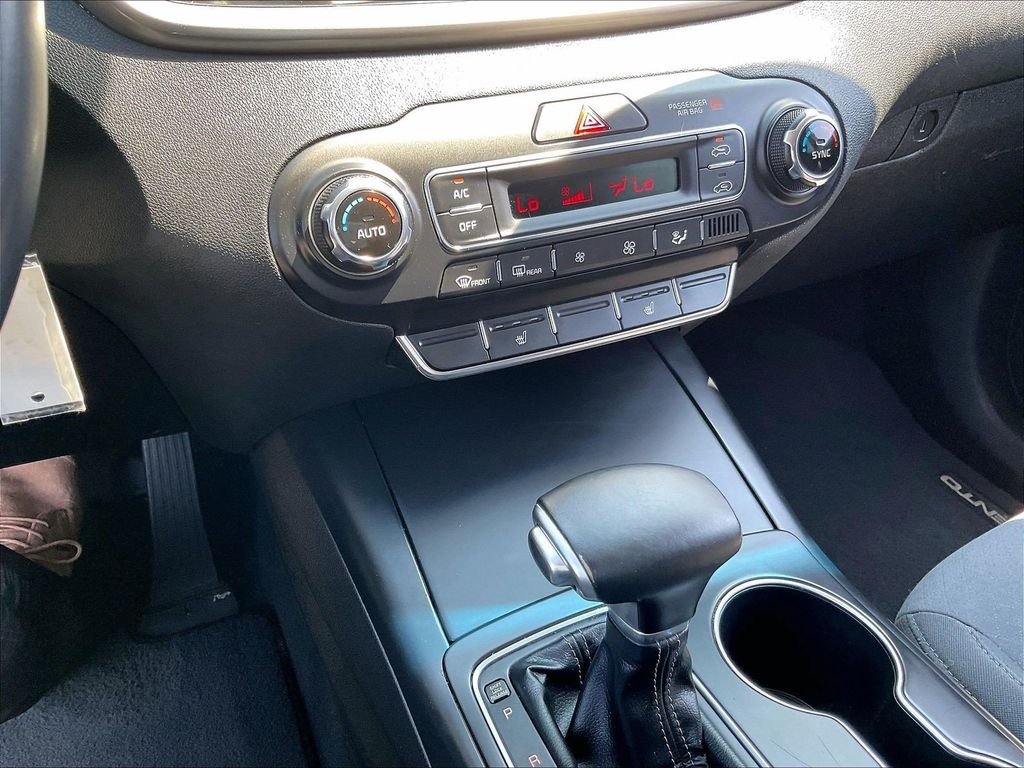 Used 2019 White Kia LX image 25