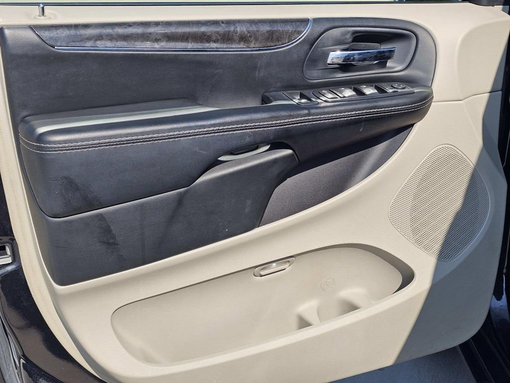 Used 2015 Black Chrysler Touring-L image 18
