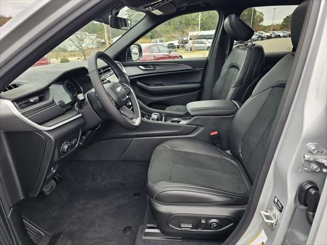 New 2025 Silver Zynith Exterior Paint Jeep Altitude X image 15