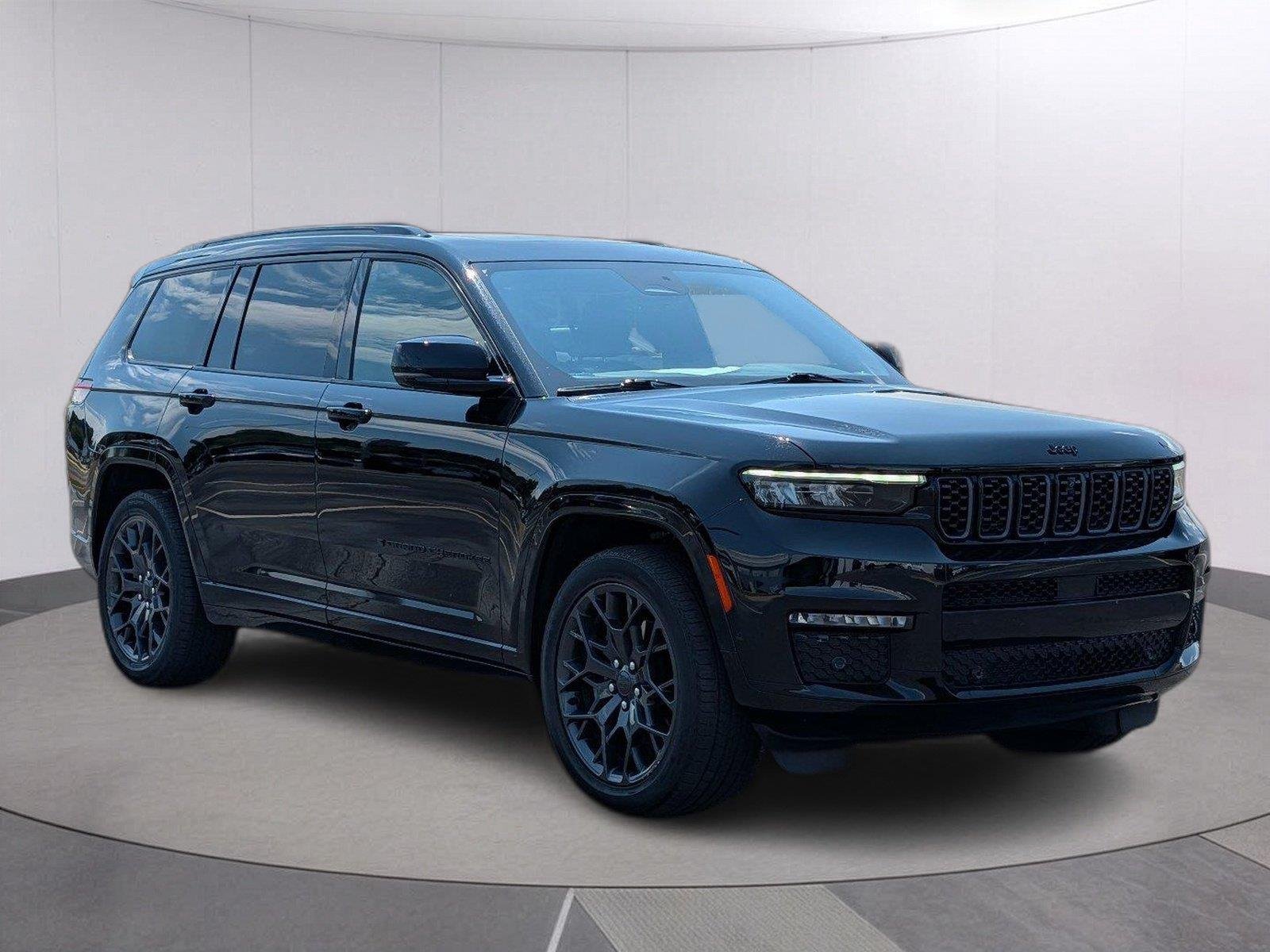 Used 2025 Diamond Black Crystal Pearlcoat Jeep Summit image 7