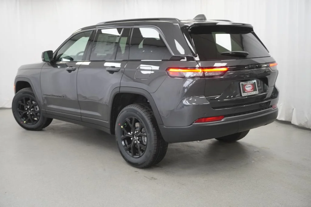 New 2026 Baltic Gray Metallic Clear-Coat Exterior Paint Jeep Altitude image 13
