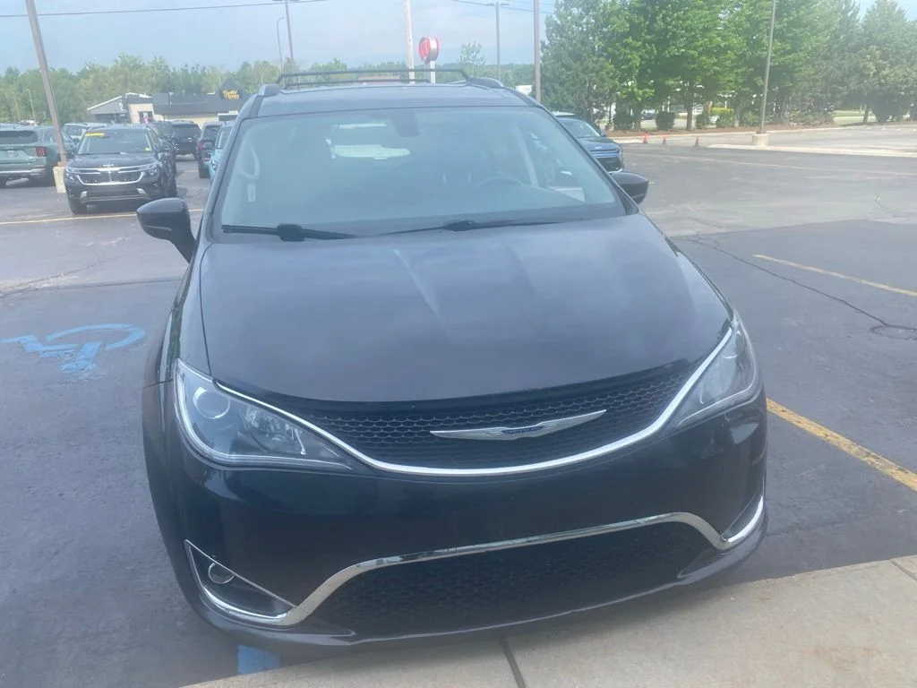 Used 2019 Brilliant Black Crystal Pearlcoat Chrysler Touring L image 2