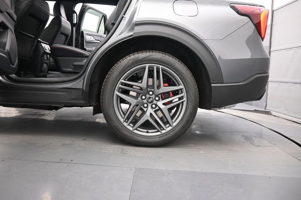 New 2026 Carbonized Gray Metallic Ford ST-Line image 22