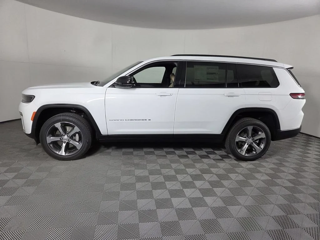 New 2026 Bright White Clear-Coat Exterior Paint Jeep Limited image 8