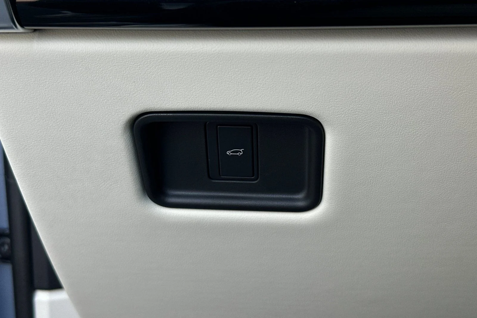 Used 2025  Land Rover SE image 33