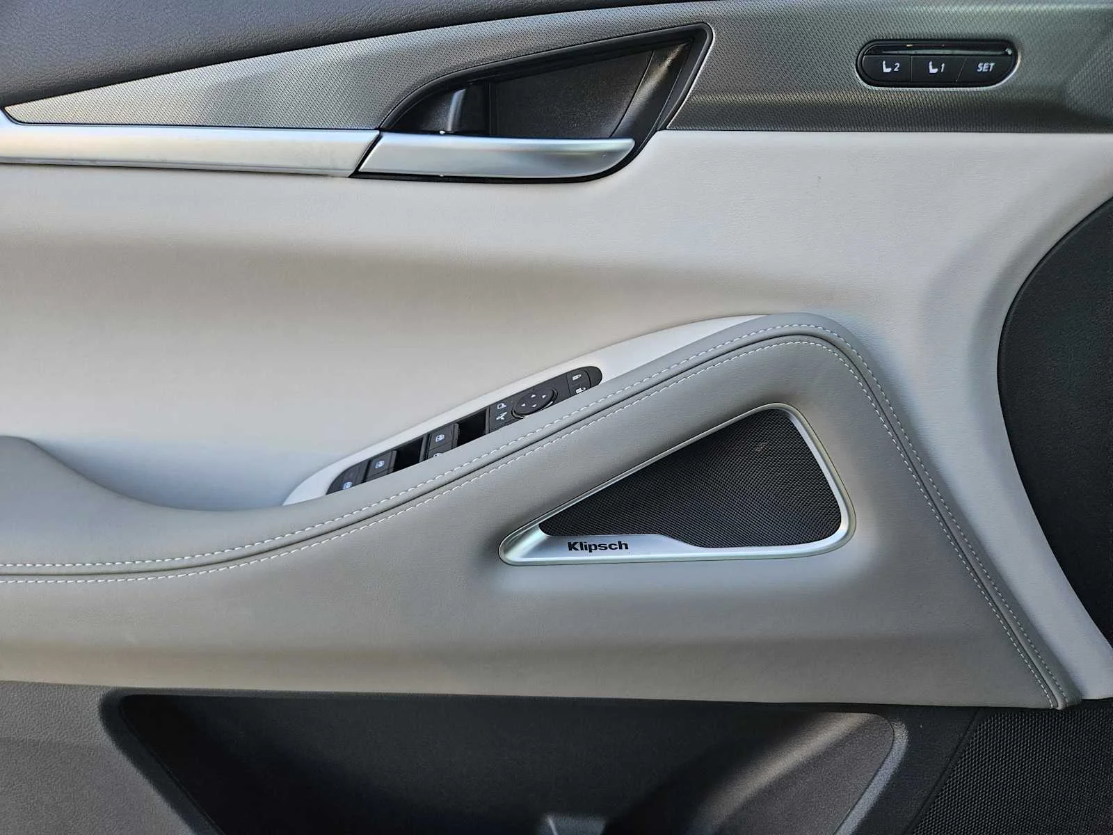 New 2027 RADIANT WHITE INFINITI Luxe FWD image 17