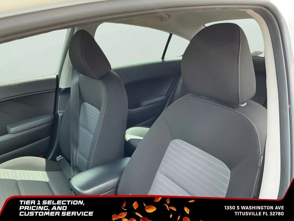 Used 2017 White Kia S image 25