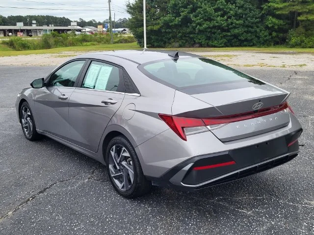 Used 2025 Silver Hyundai SEL Convenience image 5