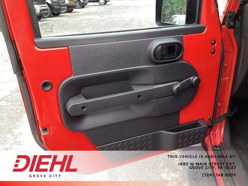 Used 2008 Red Jeep X image 12