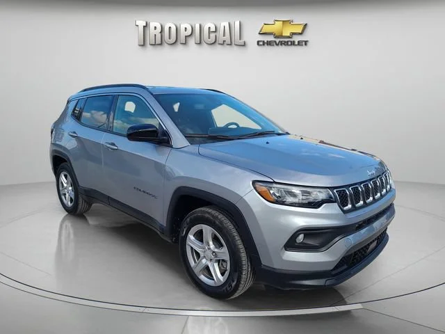 Used 2024 Silver Jeep Latitude image 4