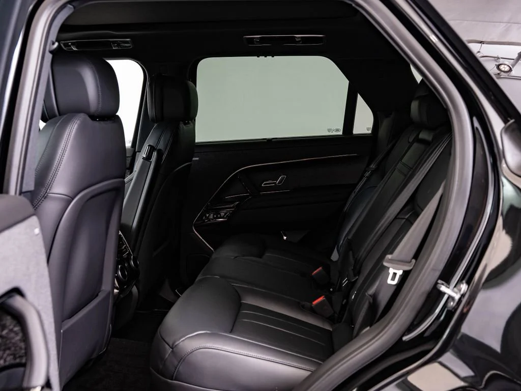 New 2026 Santorini Black Metallic Land Rover Dynamic SE image 43