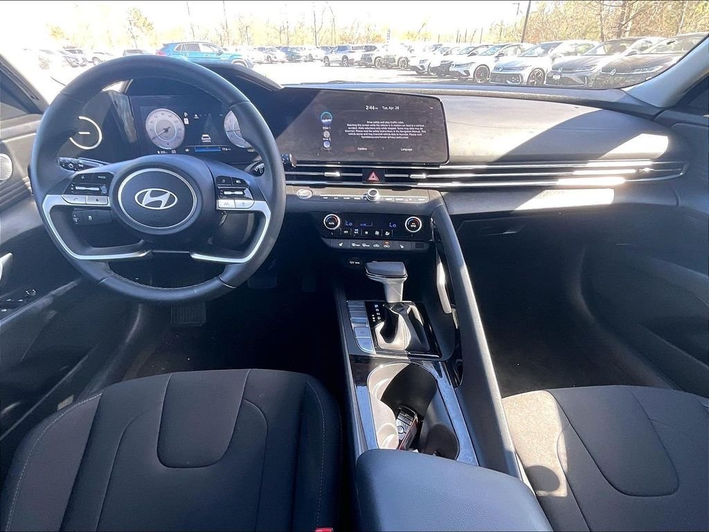 Used 2025 White Hyundai SEL Convenience image 21