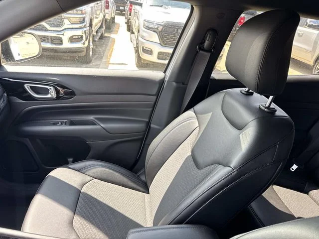 New 2026 White Jeep Latitude image 17