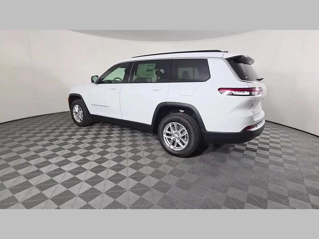 New 2026 Bright White Clear-Coat Exterior Paint Jeep Laredo X image 31
