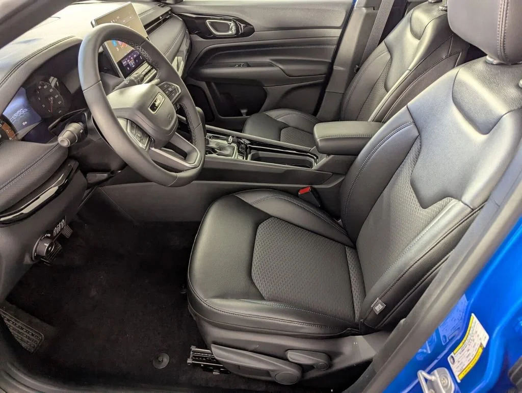 New 2026 Hydro Blue Pearlcoat Jeep Latitude Altitude image 10