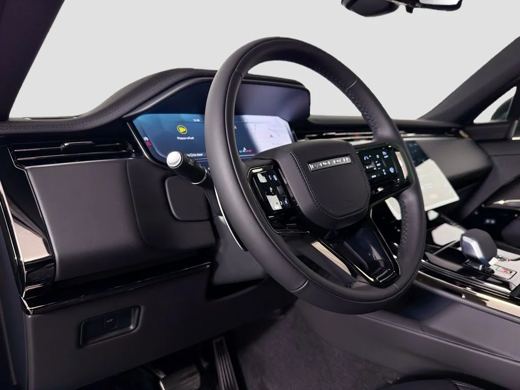New 2026 Santorini Black Land Rover Dynamic SE image 9