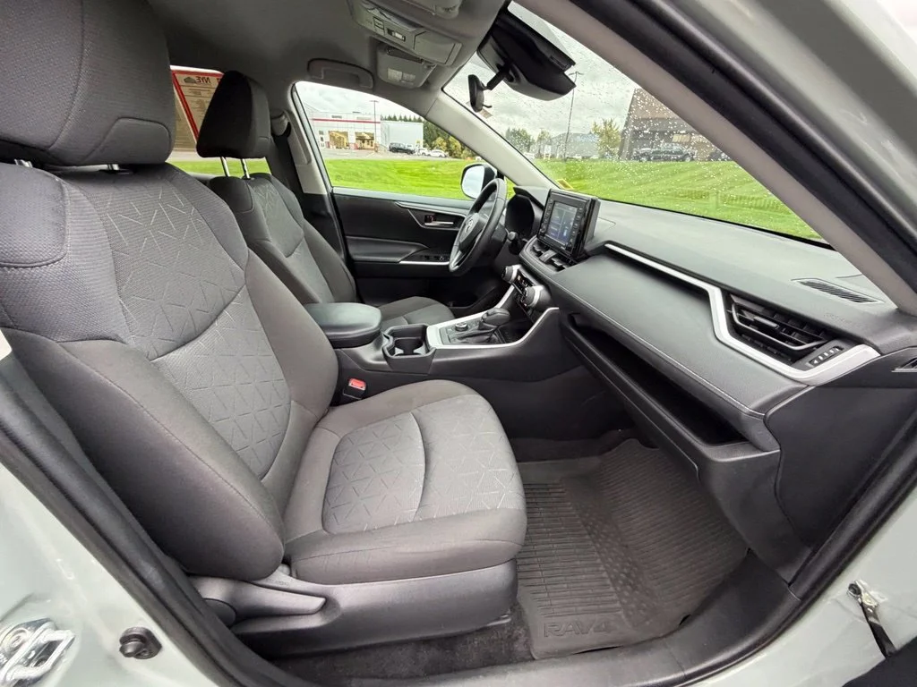 Used 2021  Toyota XLE image 31